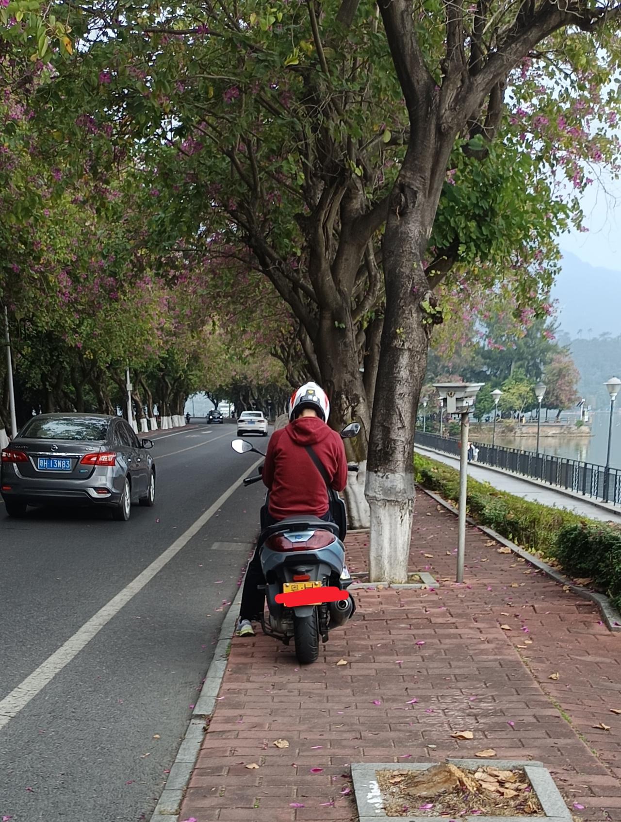 都21世纪了，为什么有人还看不起外卖员？
却天天都要点外卖！


做外卖员丢不丢