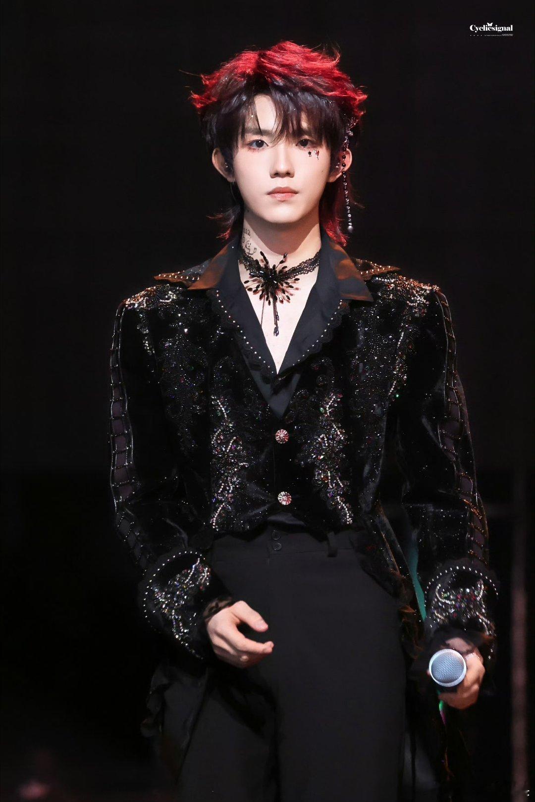 苏新皓爱丫爱丫舞台好萌苏新皓舞台也太绝了，萌感拉满还实力爆表，主唱舞担一把抓，全