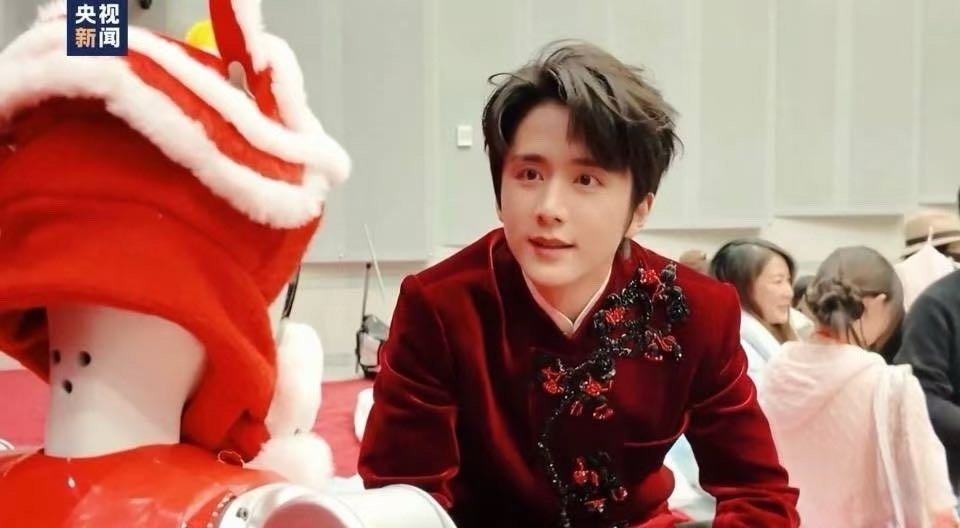 张新成马年春晚造型 张新成马年春晚新造型解锁！酒红色新中式上衣配黑色西裤，领口红