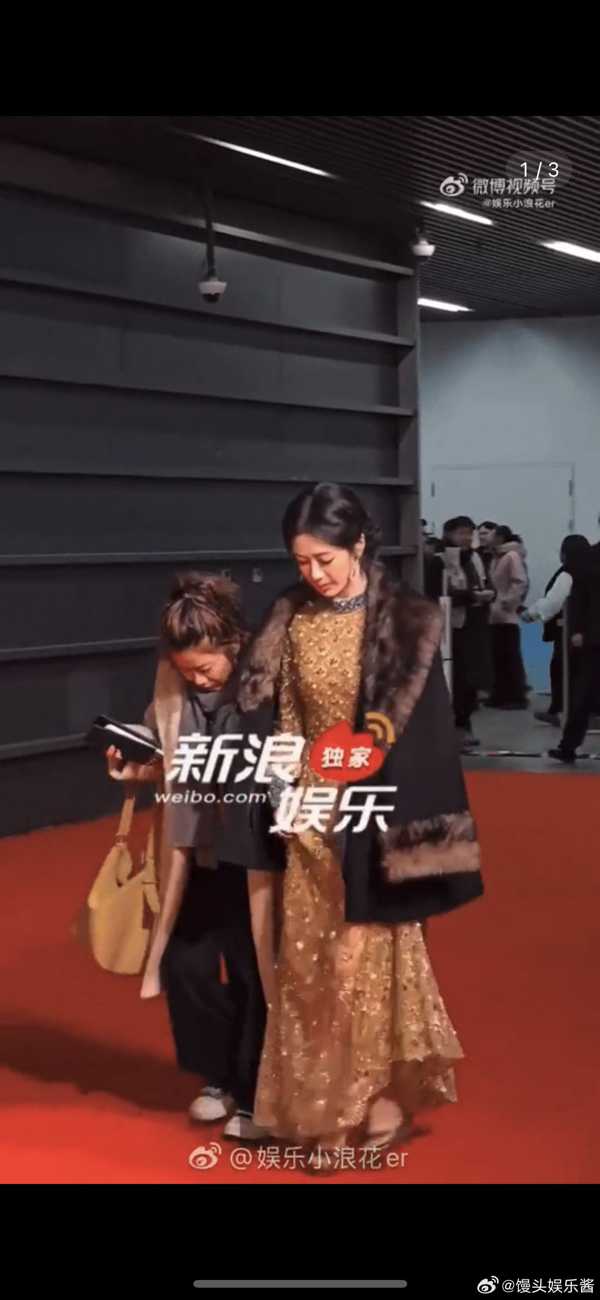 杨紫怎么一直低着头走路，精神状态大不如前 