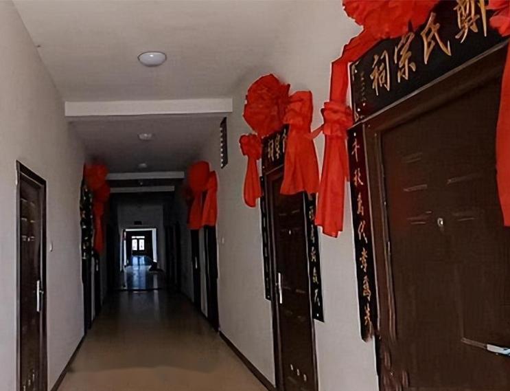 我朋友家有处房产想出租却租不出去，只因为邻居是专门放骨灰盒的，把我朋友气的够呛，
