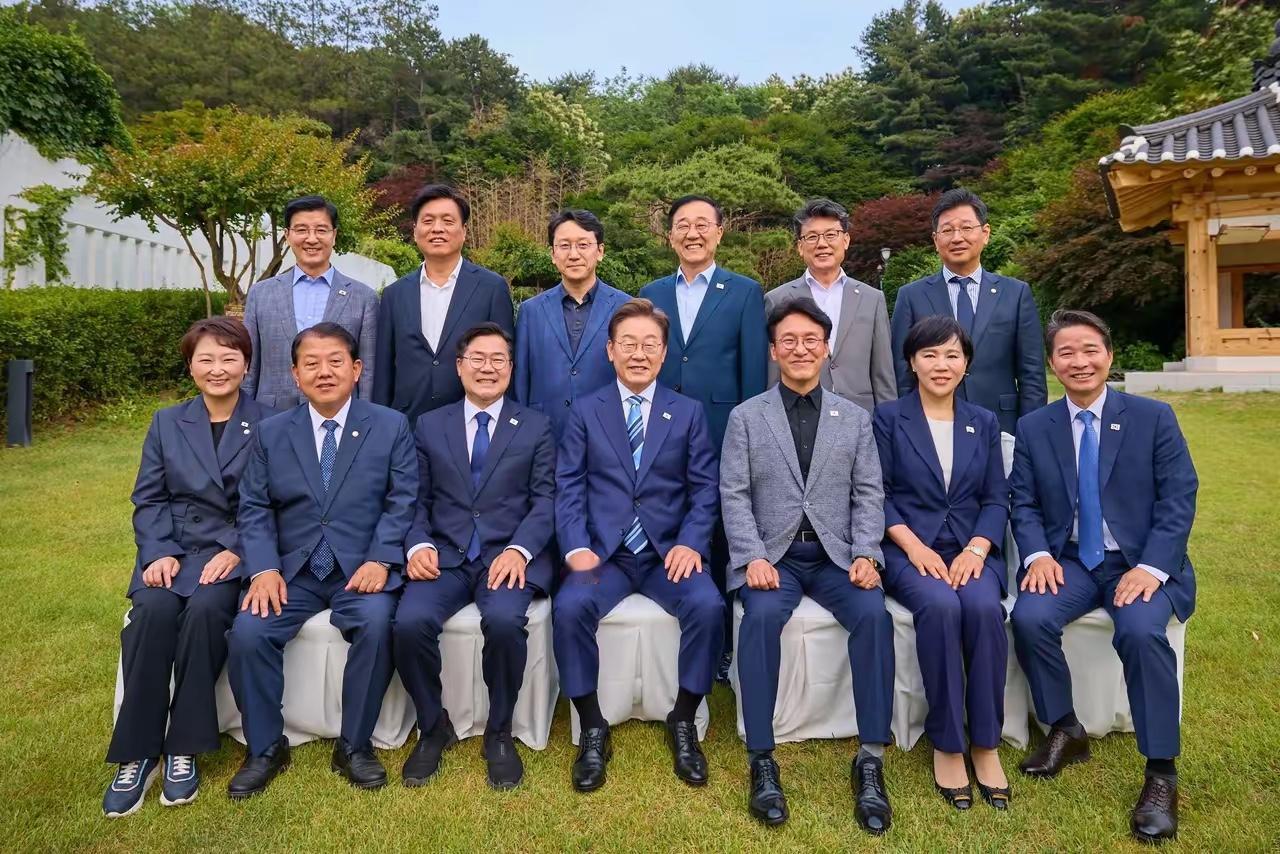 领衔c位，李在明所在党同事合拍，各个都是微笑满面，春风得意呀！