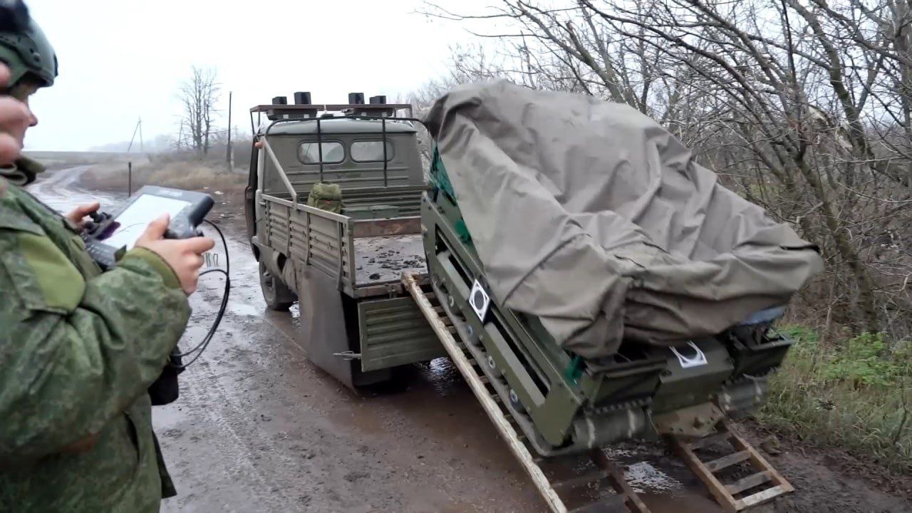 俄军中部集团无人系统团的“信使”地面机器人技术综合体（Courier NRTK）