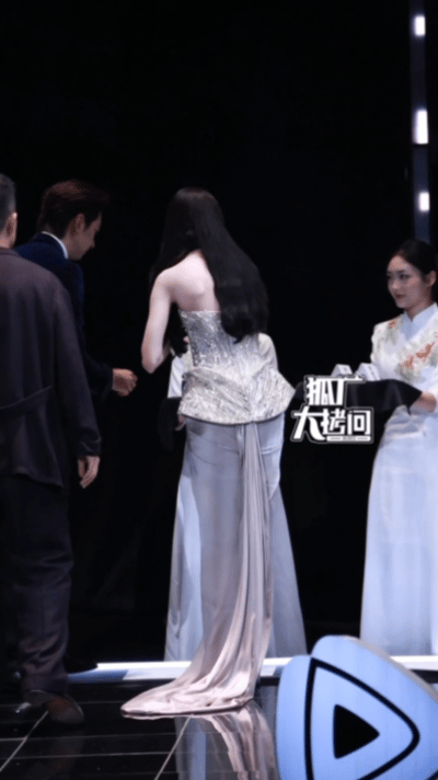 #迪丽热巴裙摆像尾巴# 啊啊啊啊啊啊啊啊[good]#迪丽热巴尾巴裙摆# ​ ​