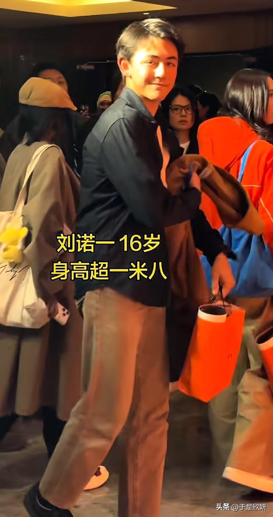 刘诺一16岁近照曝光！身高突破180cm，少年感颜值惊艳众人
 
近期活动后台路