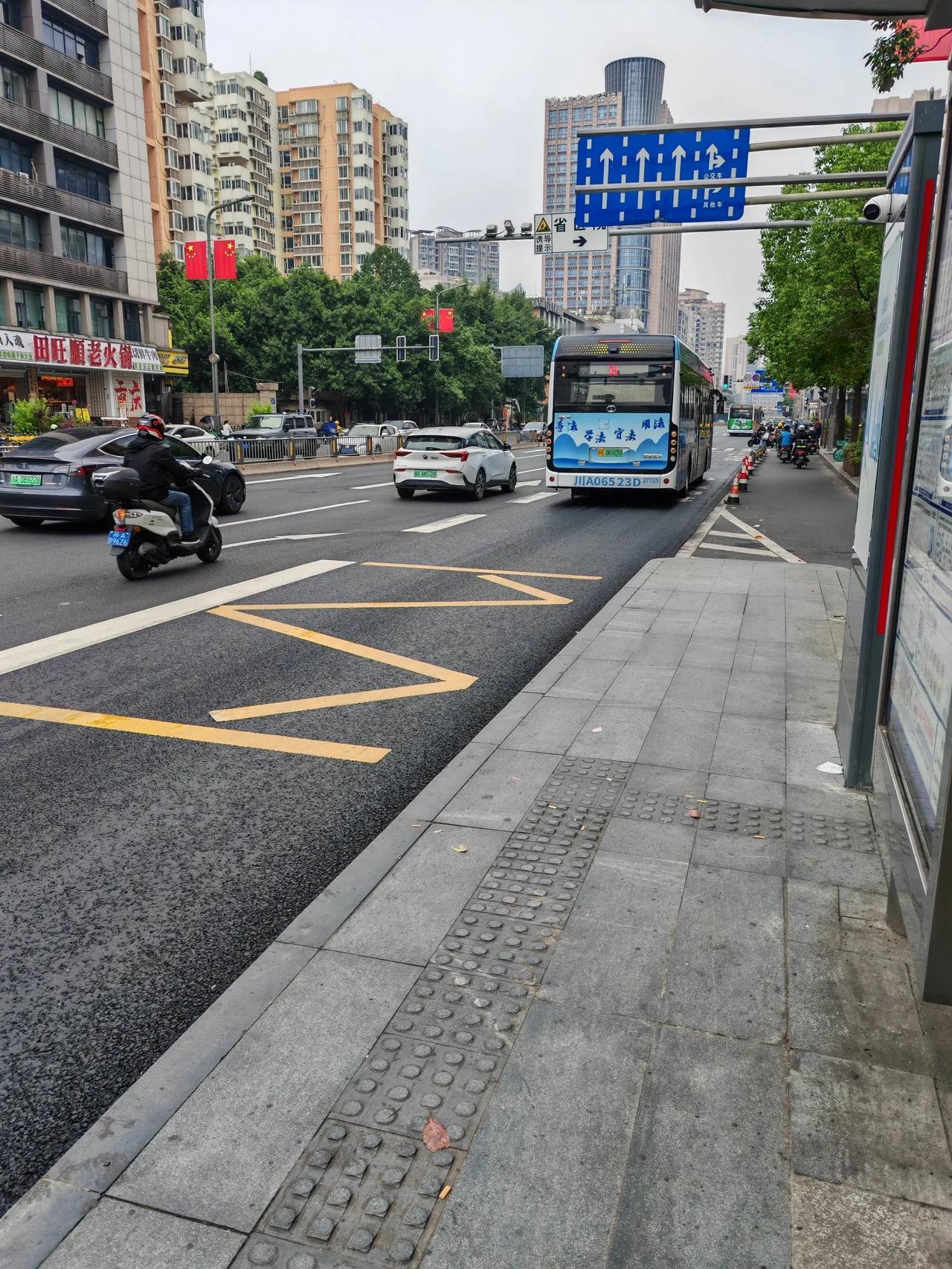 #记录秋日生活点滴#
成都的公交车还专门为残疾人设计了一块踏板，真的是太友好了，