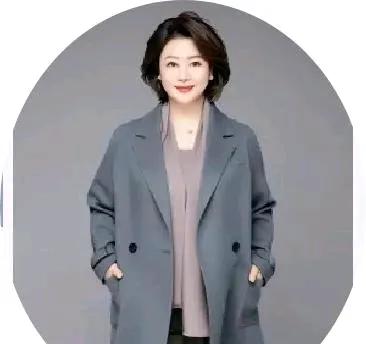 穿成这样走在大街上还不迷倒一大片！气质这块可被她拿捏得死死的。
身材这般匀称不说