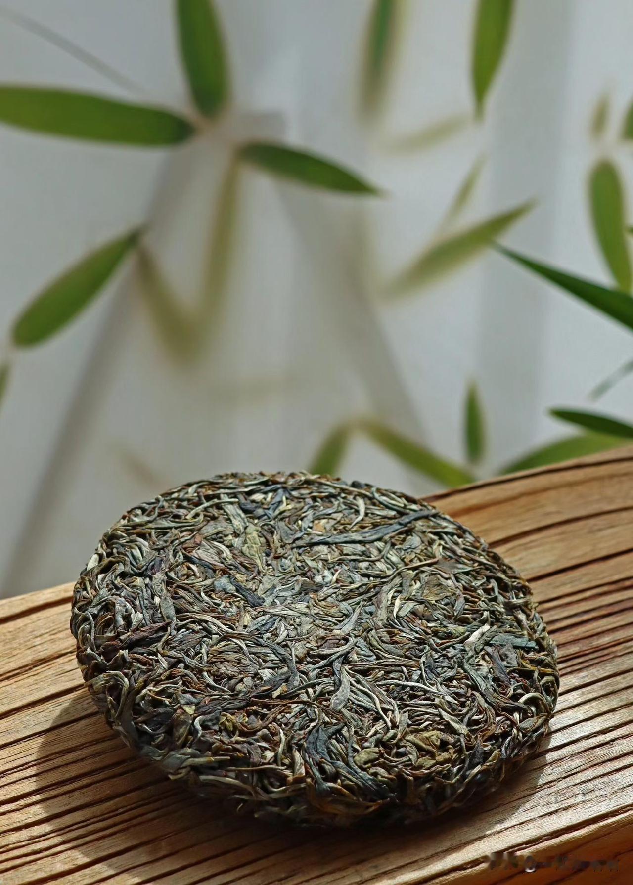 偏爱冰岛生普的清甜劲儿。
茶汤鲜润，不苦涩，水路柔和，一口下去甜感直接化开。