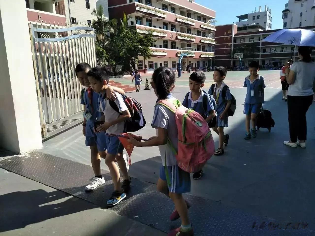 我小学的时候，学习就不好，小学第一天，老师打电话说孩子有多动症。
记得五六年级的