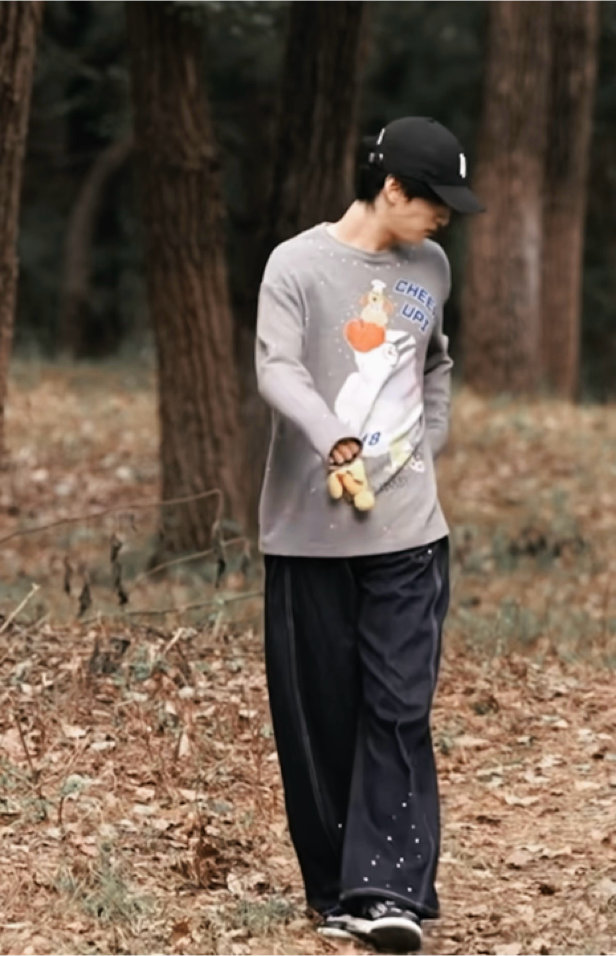 场景里两个人一起散着步 秋天 落叶 与你🍂 时代少年团内娱显眼包上新了 ​​​