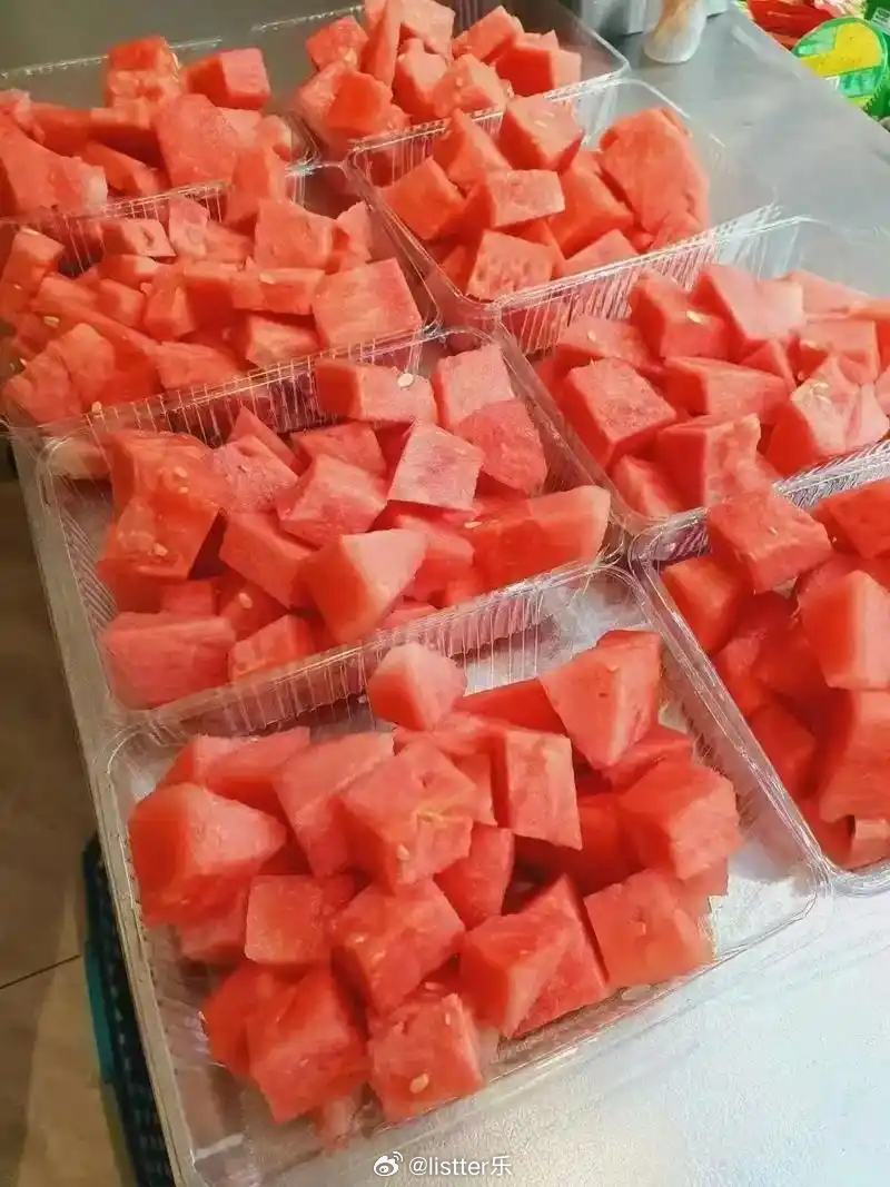 千万不要买路边切好的半个西瓜同理，很多商家水果店饭店的那种切好的西瓜，能不买不吃