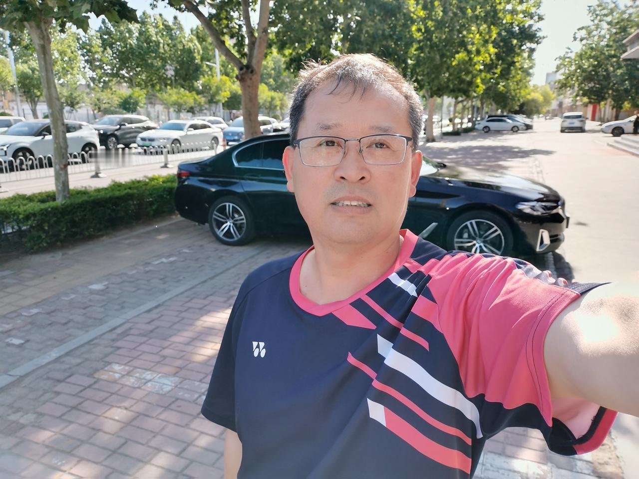 有一种心理叫“我不戒，你也不能戒”

在饭局上，一伙人努力规劝戒烟者点上烟，理由