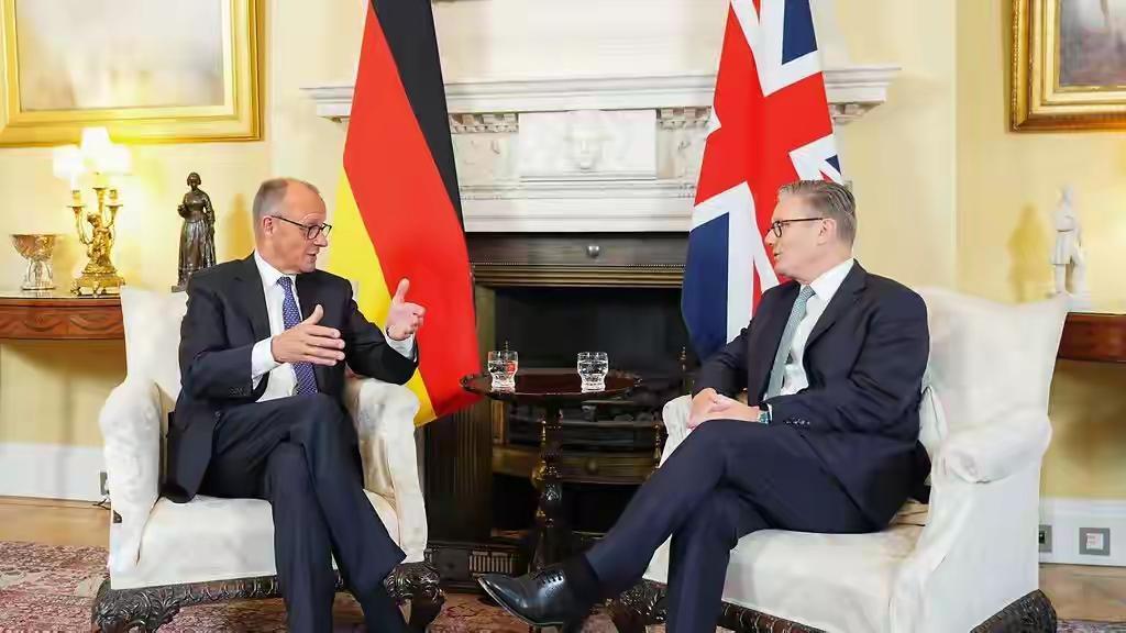 美国对英国的关税政策有以下背景：

经济层面

  • 保护本国产业：美国试图通