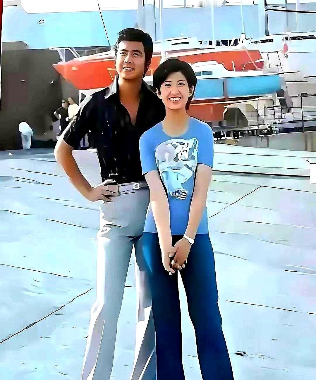 他们不是在演爱情剧，是在过日子。
买菜挽着手，吵架写信，字丑了就笑出声。
她躲进