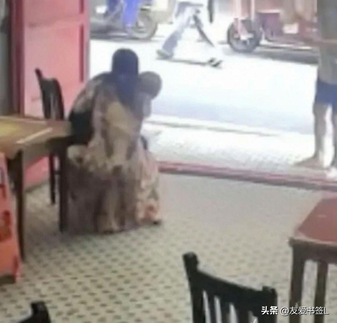 钱能退回，善意寒心，绝不能让讹诈消耗社会温度
 
湖南祁东店主好心搀扶晕倒老人，