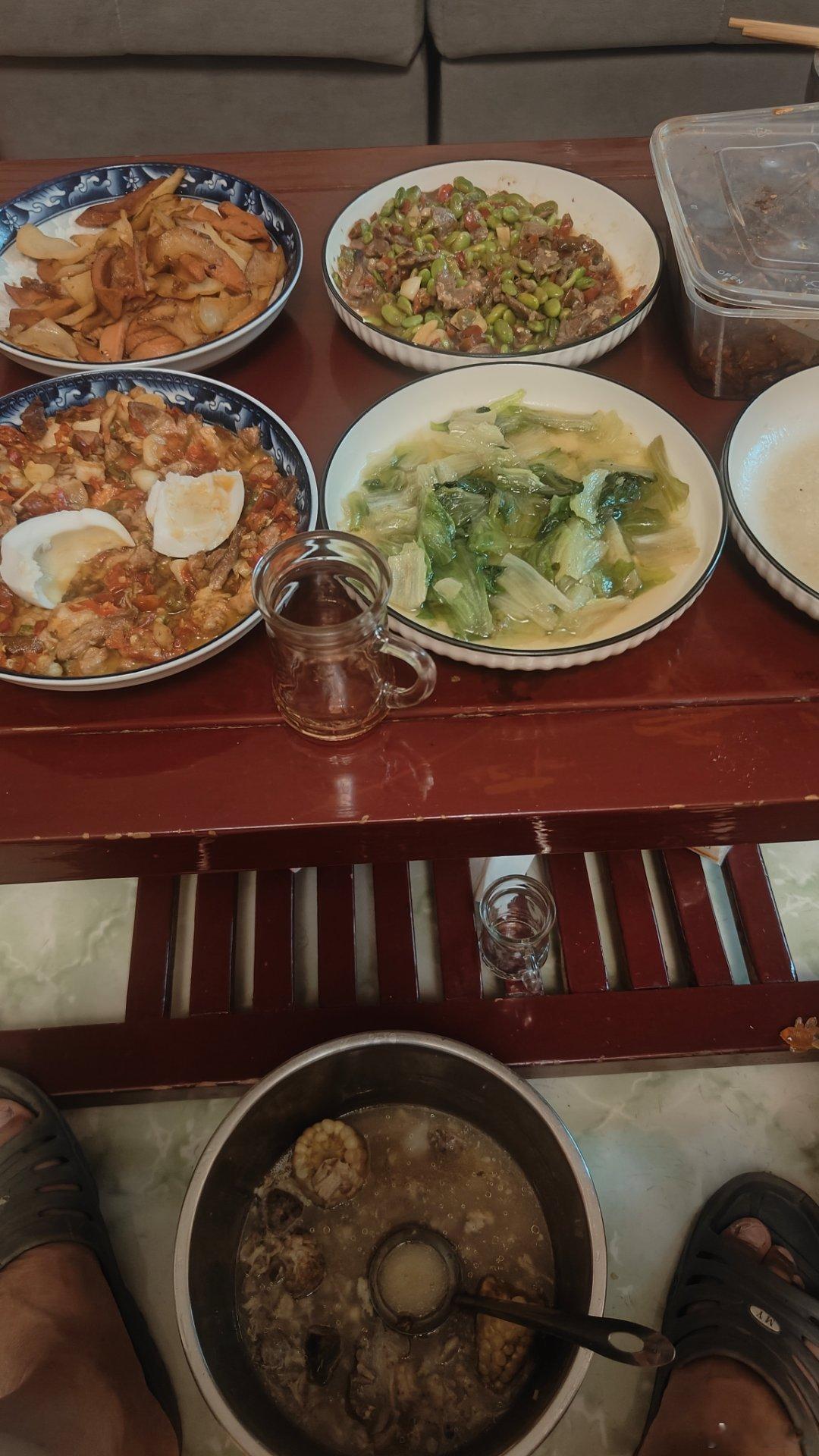 中餐剩下蛮多菜，儿子一家未过来。两盘剩菜一扫光，其余冰冻待开怀。 