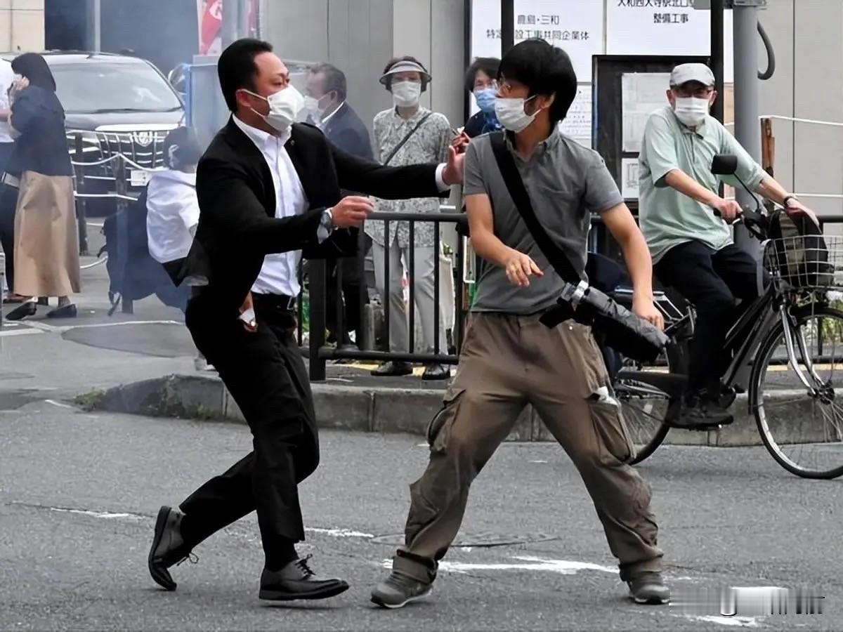 今天，久居日本的同学
突然打电话给我，
声音特别紧张，说他最近他都不敢出门了
同