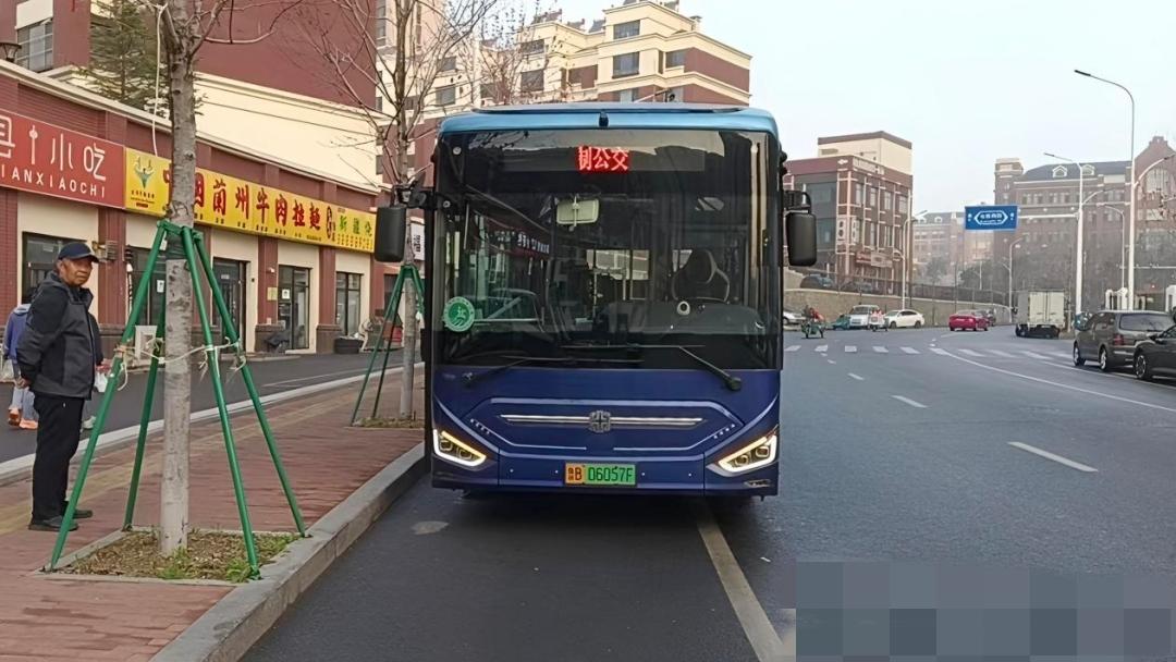 近日，青岛市西海岸新区黄岛街道幸福小镇—茂山路企业园区的定制通勤专线幸福1号环线