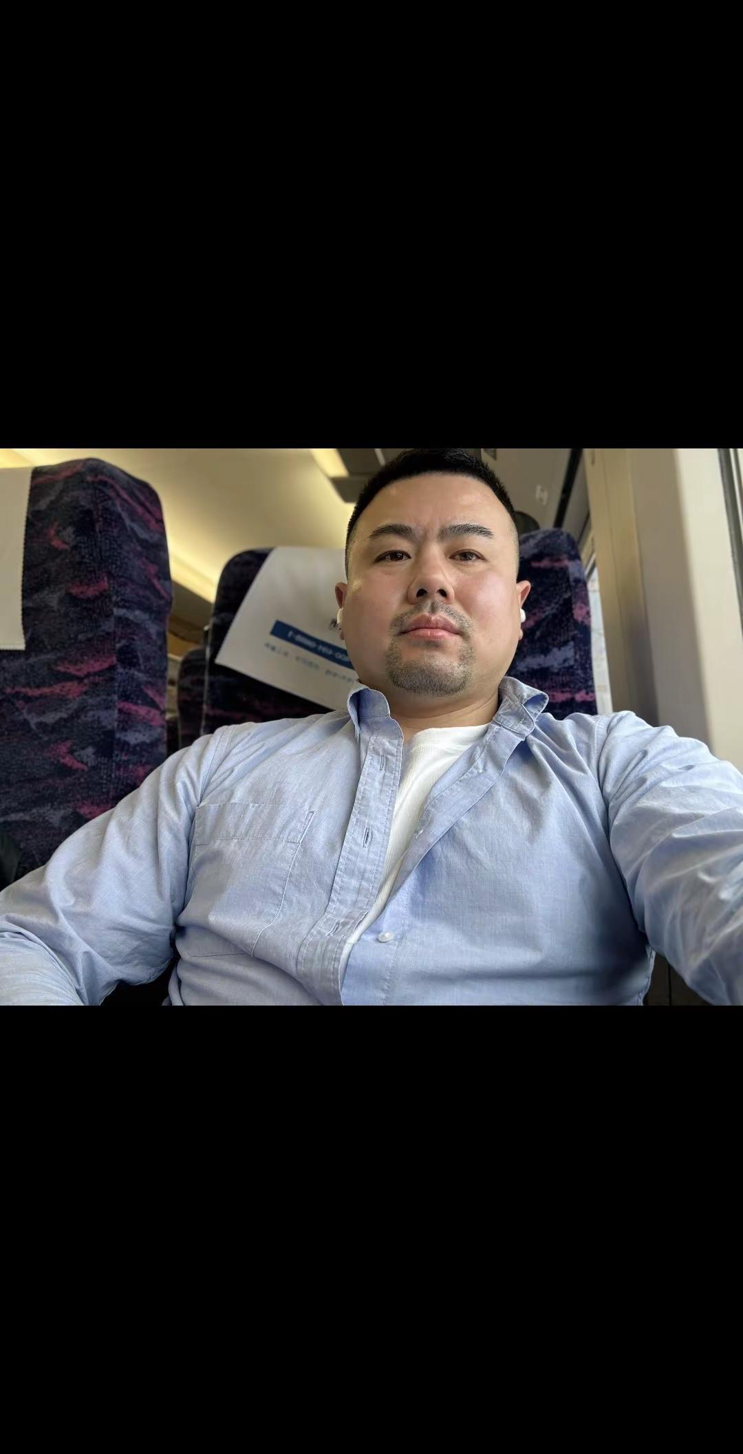 我总不知道该怎么跟生命里离不开的人说再见，所以最后没说一句再见就离开了歌曲再见太