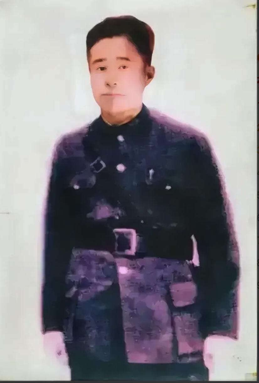 1937年，为了找到日军狙击手，20岁战士藏尸堆4小时，突然，他发现眼前一晃，低