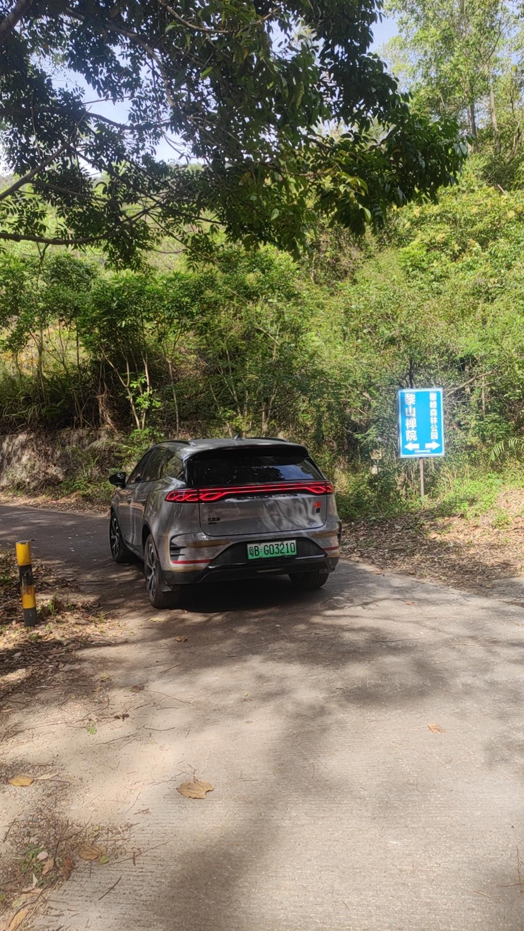 我开到一个山上，一个人躺在床车上面，唯一的槽点就是这个第二排有点不平，有点略难受