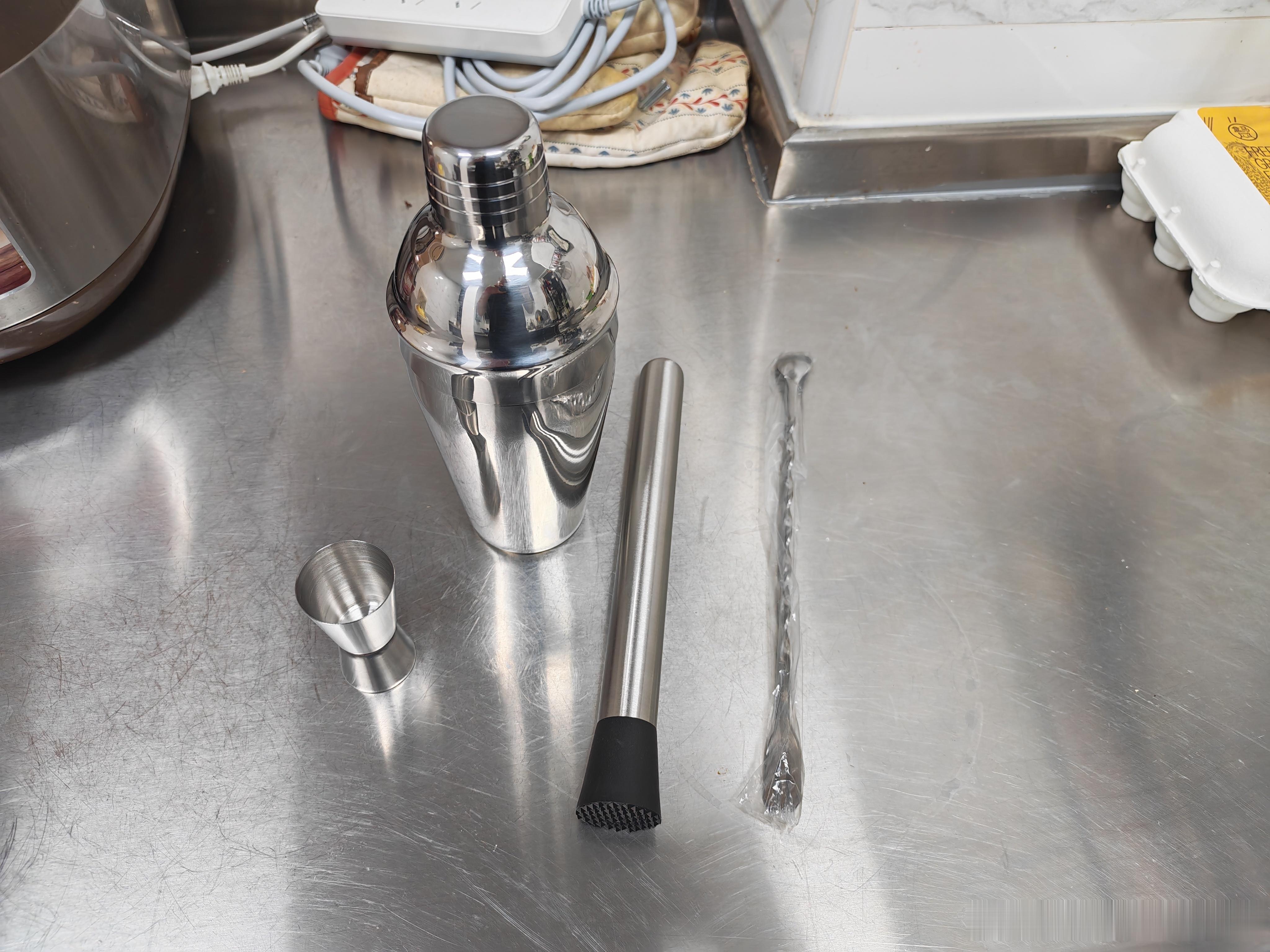 买了些调酒的工具，不知哪位美女成为第一位品尝特制闷倒驴的人