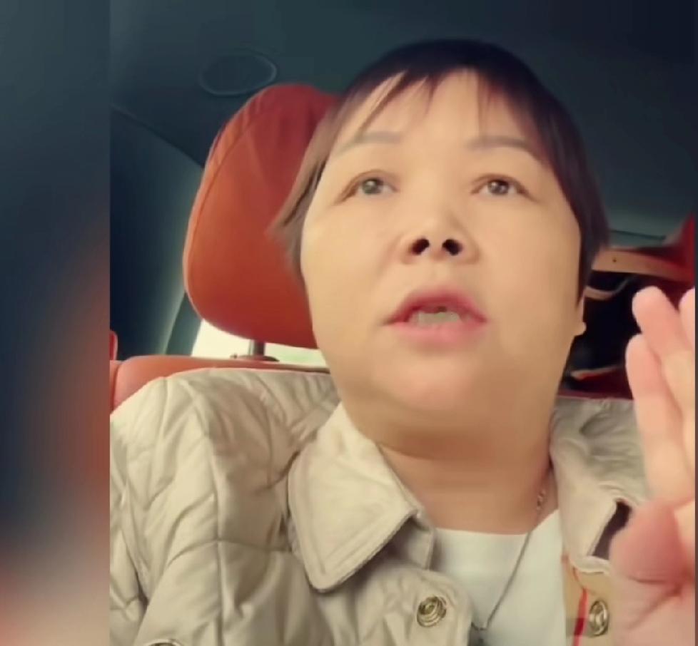 叶锐聪的妈妈有些急不可耐呢 ，昨天送儿子上大学直播过程中说他儿子的银行卡用的是以
