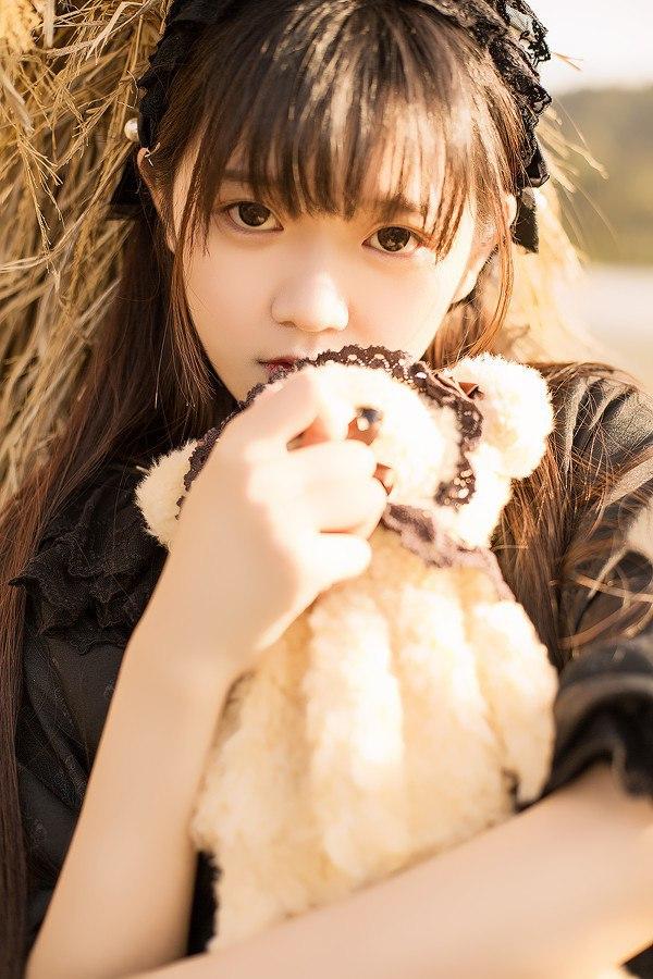 少女与熊的温馨时光🧸💕美少女 分享美少女倩影 小熊美女