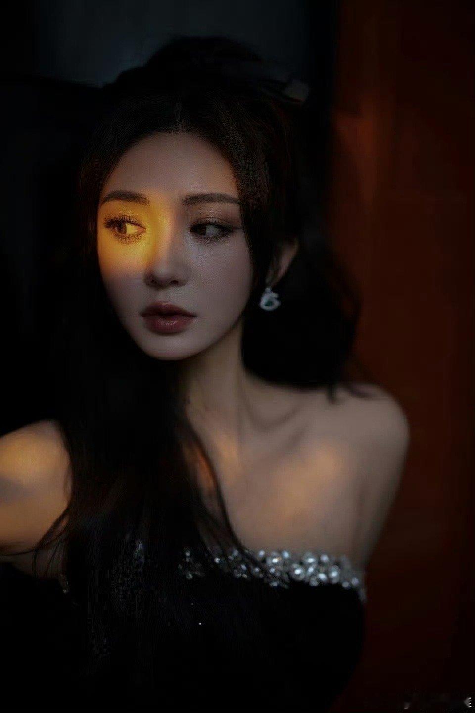 靳梦佳辣成这样了 黑色抹胸裙+钻石项链的搭配yyds！妆容精致适配晚会，又辣又美