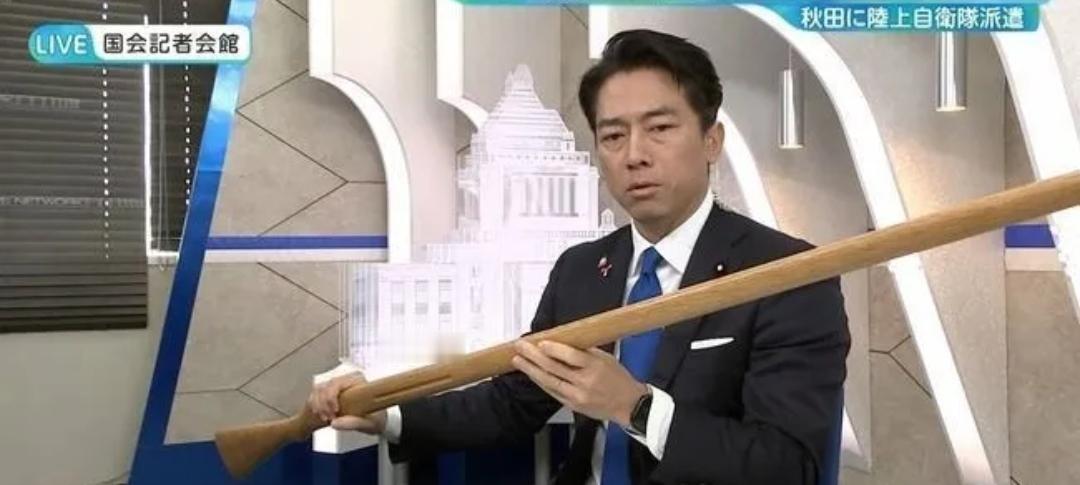 日本熊灾已弄死14人，自卫队拎着根带软包头的木棍就上了战场！防相小泉进次郎还振振