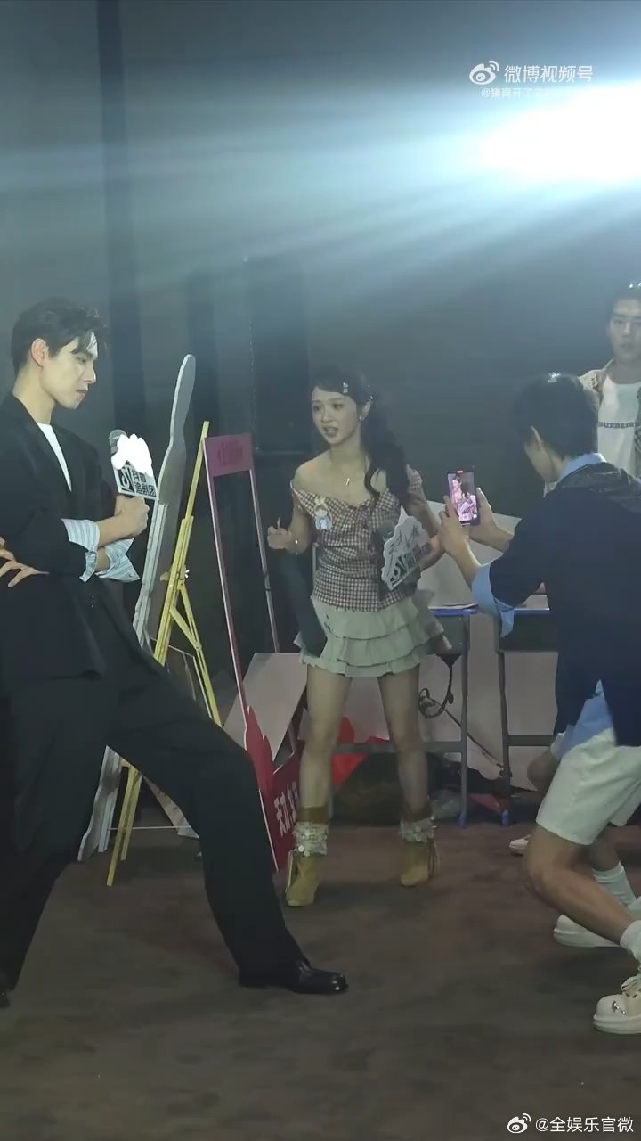 胡一天胡一天绅士腿胡一天曲腿 胡一天追剧团好绅士啊，一直都在曲腿，身高太高也有困