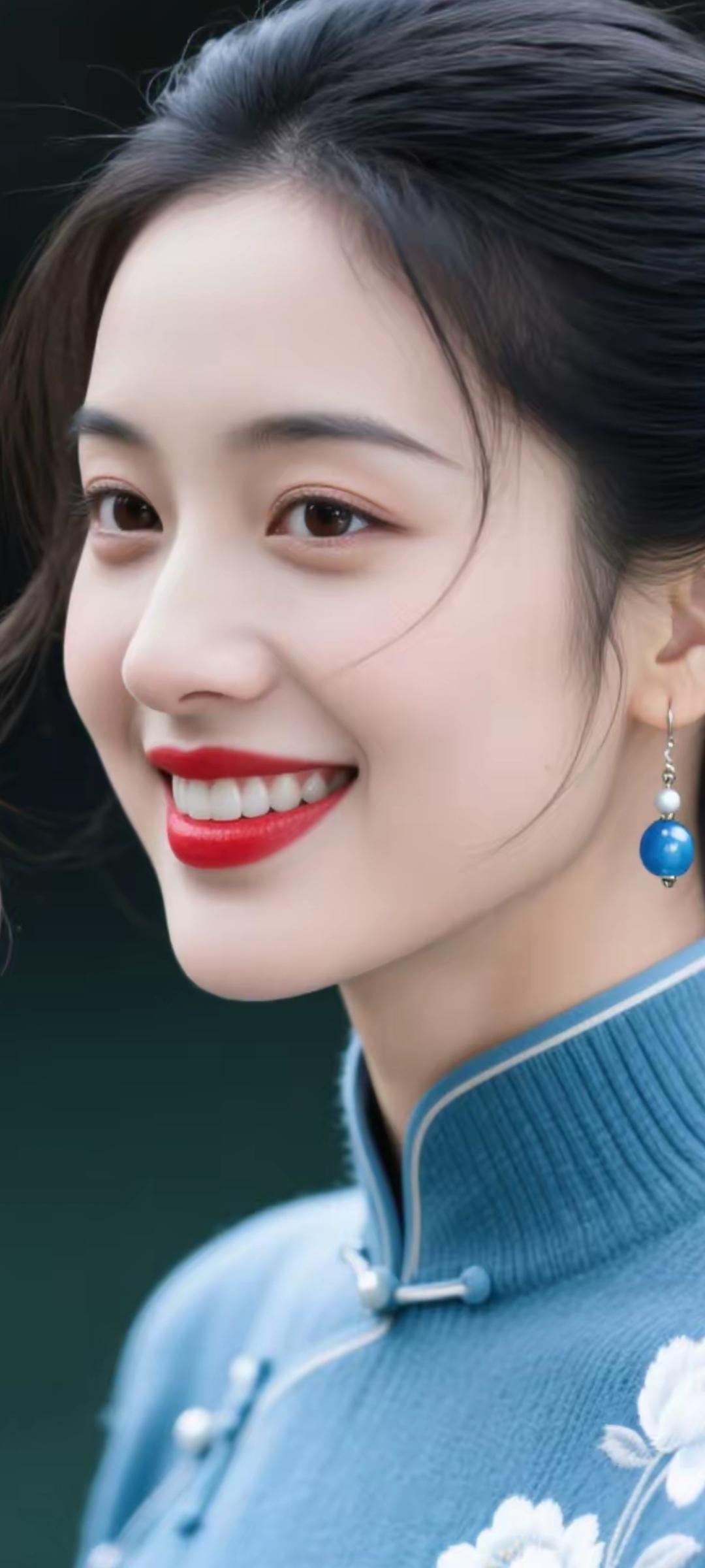 甜美笑容，蓝衣少女，耳畔蓝珠，春日气息