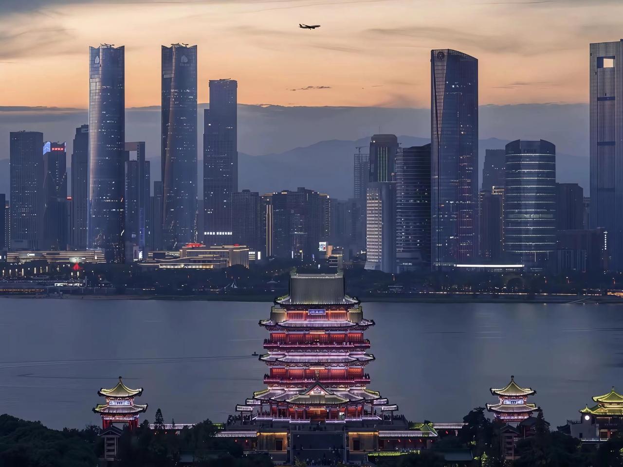 近五年，强省会战略驱动南昌加速崛起！经济总量突破8100亿，先进制造业集群成型；