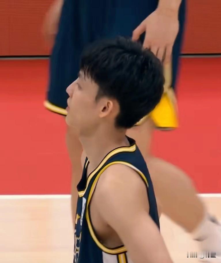 深圳队一败前四格局骤变，
季后赛有望上演广东德比。

带着15连胜的深圳马可波罗