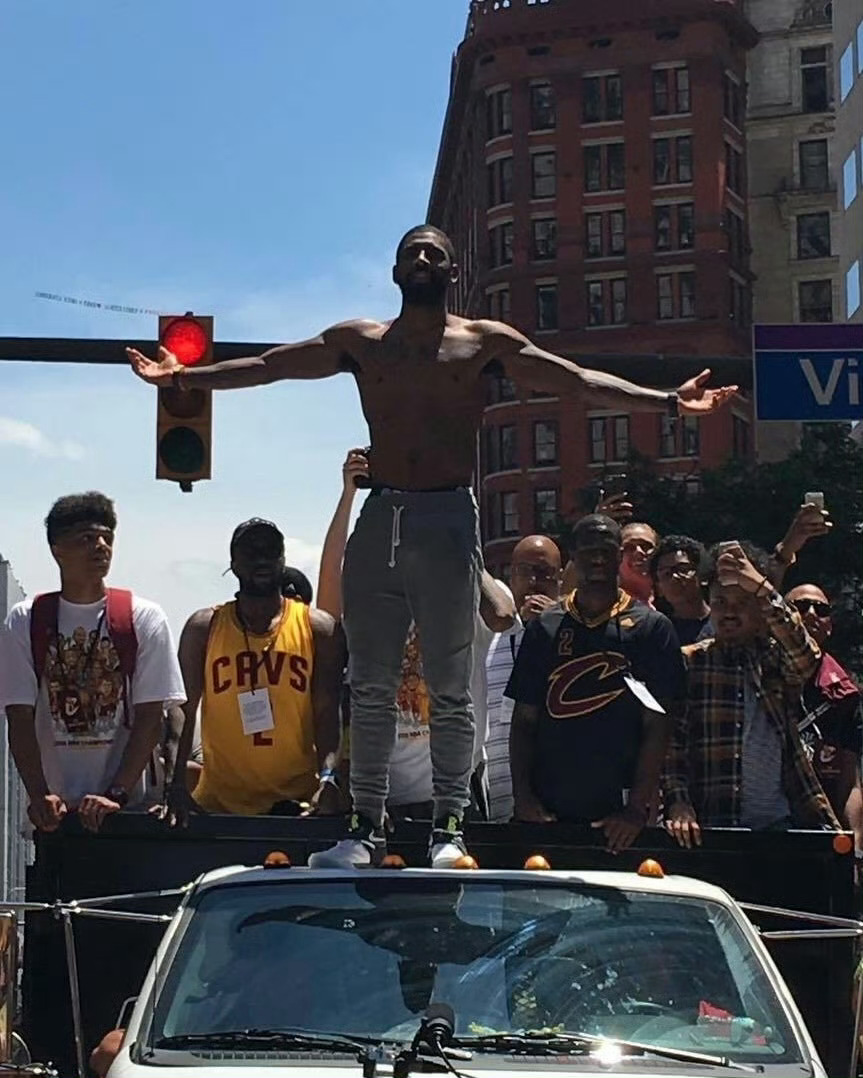 张开双臂迎接山呼海啸般的欢呼骑士克利夫兰骑士nba欧文