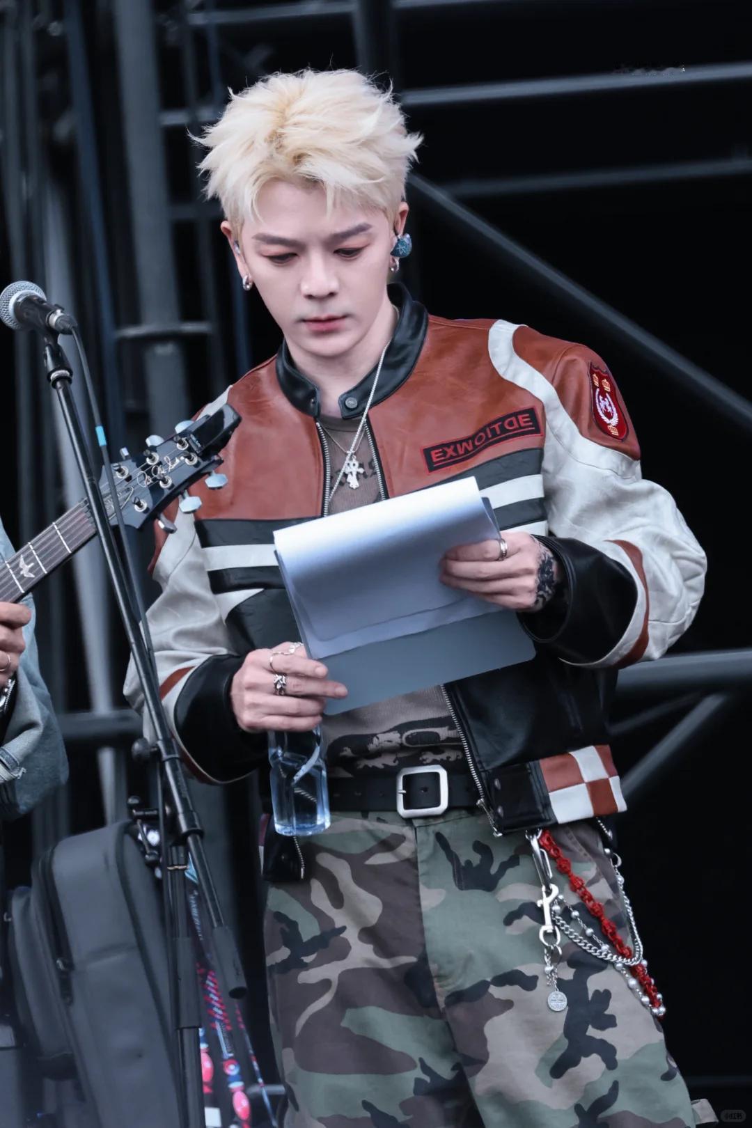 演唱会超时我不奇怪
音乐节唱一首歌跟粉丝讲半天话我也不奇怪
像王栎鑫这种提前结束