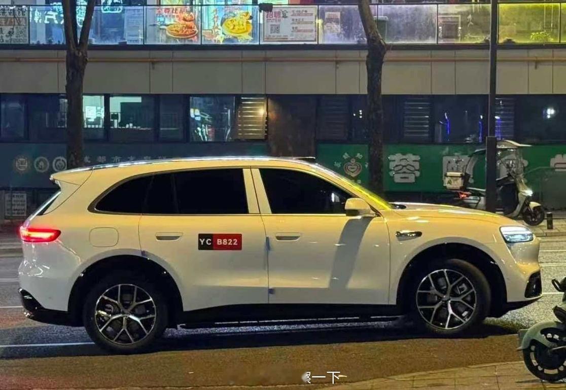 黑武士的问界M6也出来了，作为有过黑车的人，却是再也不买黑车了，脏的太快