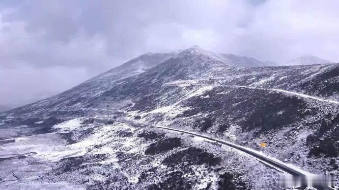 父母跨3千公里赴边境陪儿子过年 你守边境，我守你。三千公里奔赴，只为边境上的团圆