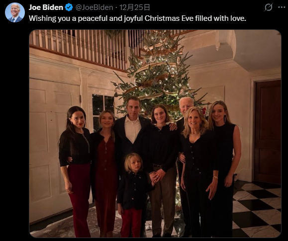 平安夜合照中，拜登隐于角落，其子亨特反成画面焦点。此前亨特在节目中公开批评父亲，