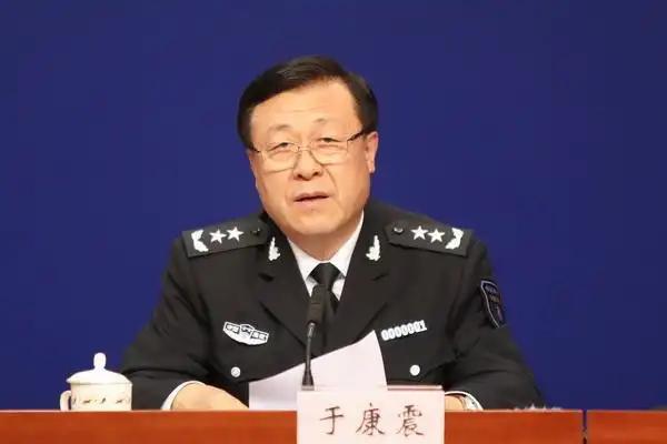 不懂就要问，这是什么制服？看军衔感觉是中将啊！但是又感觉不像中将，因为有编号，感