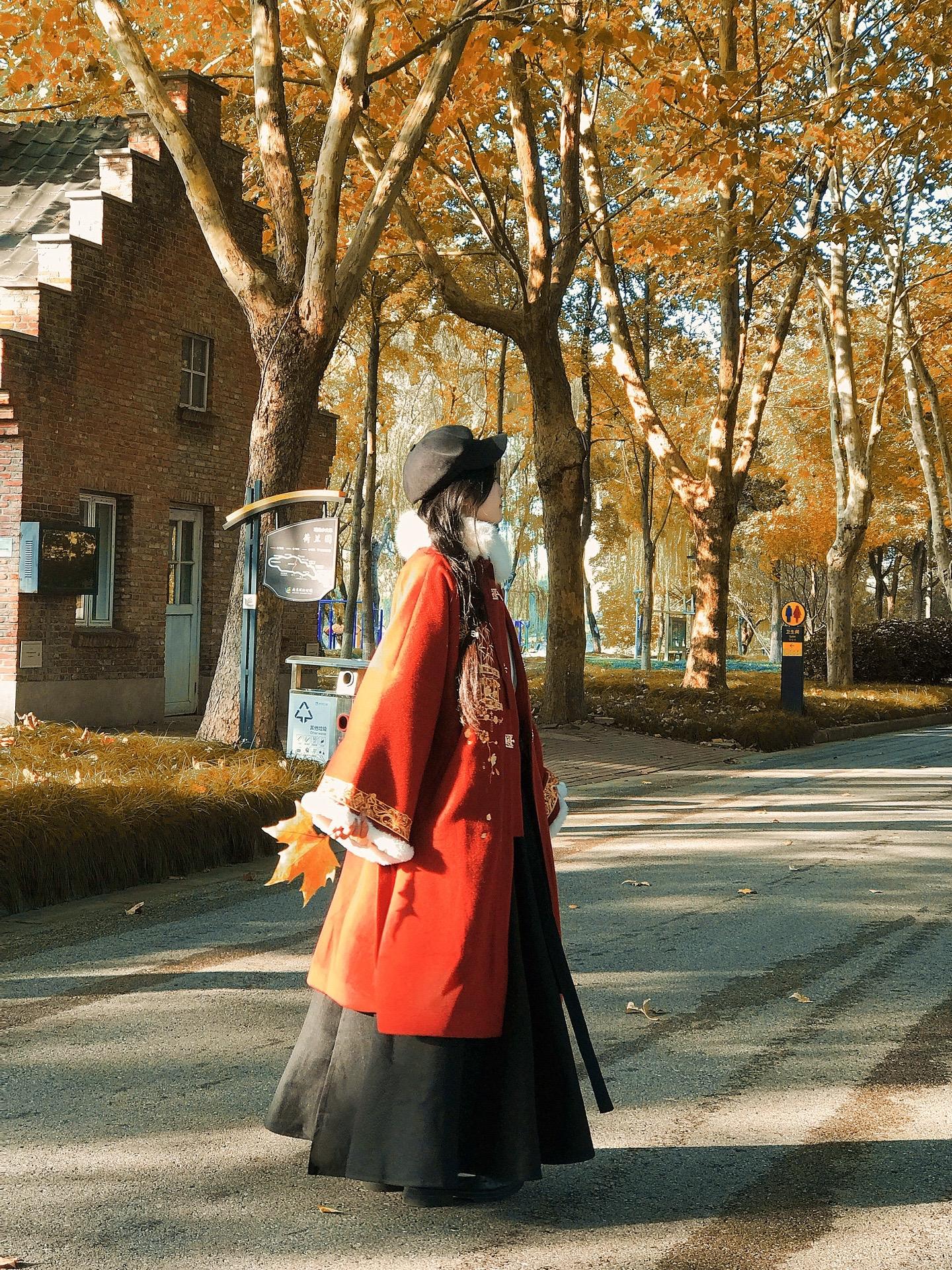 梧桐虽立 其心已空 待发于春 实葬于冬。