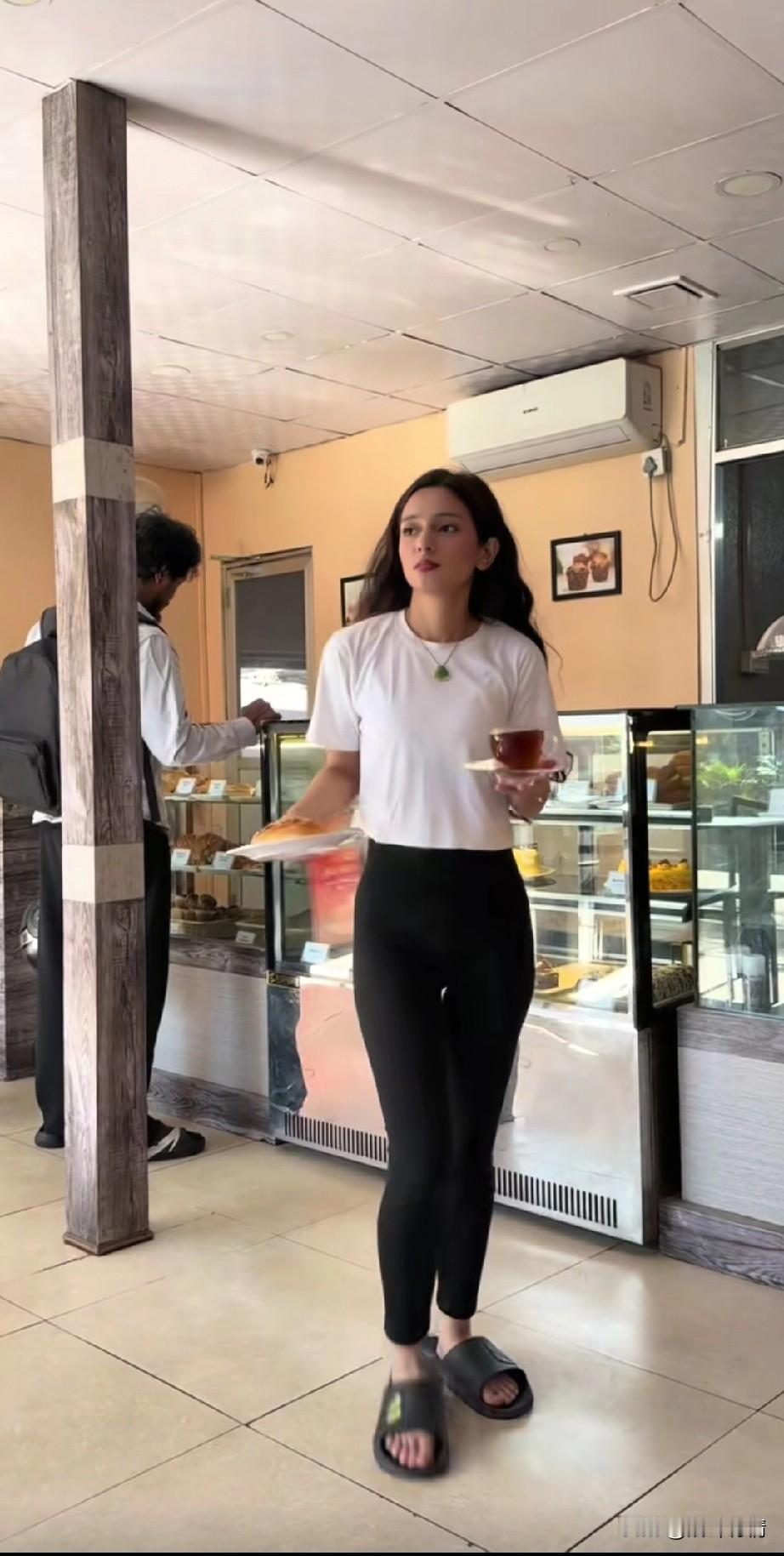 中国小伙找了一个印度婆罗门女孩做女朋友，她的女友对他非常照顾，
每次吃饭都会给他