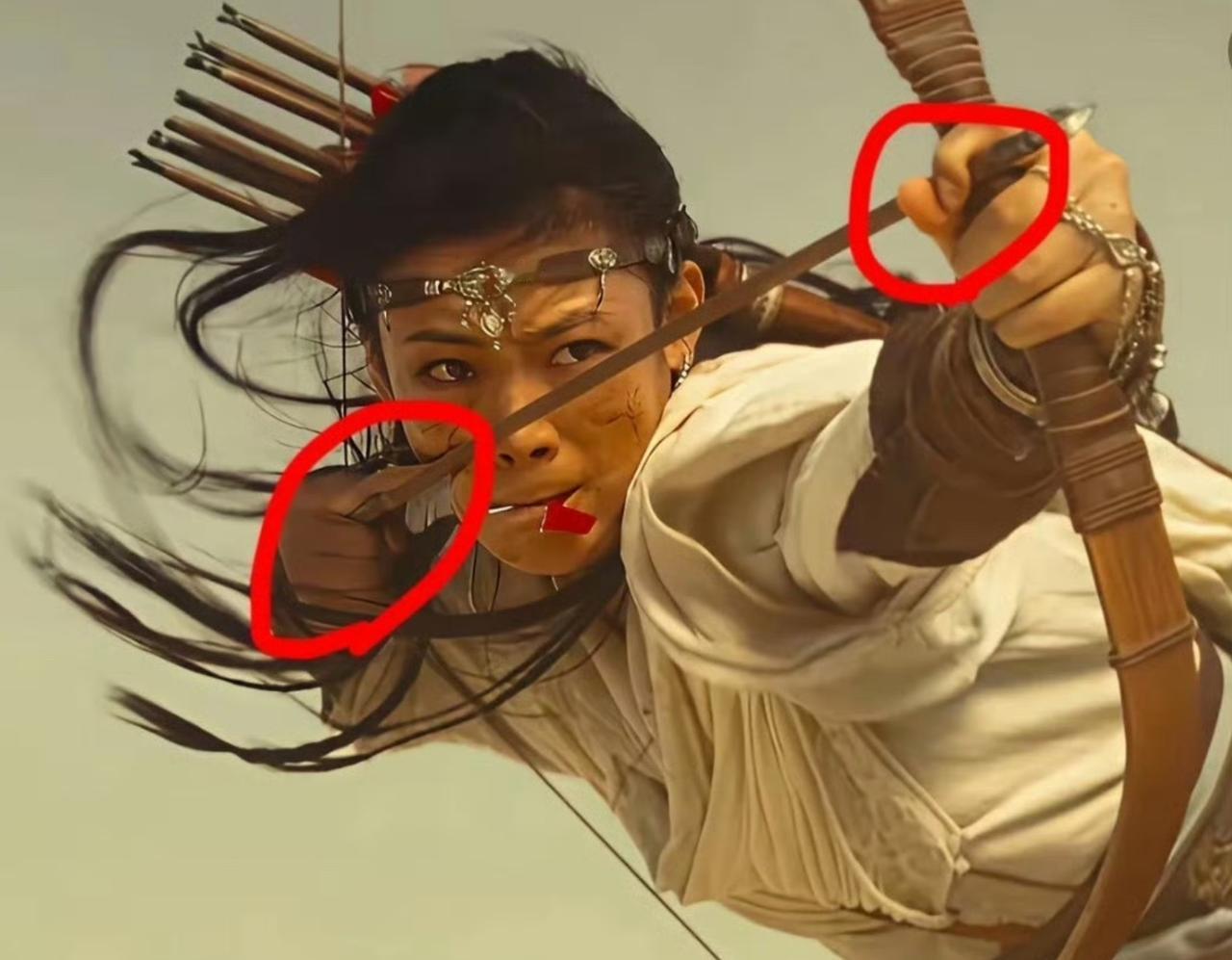 看到有网友对《镖人》的吐槽。

好像是因为陈丽君握弓箭的姿势，一群人拿着放大镜当