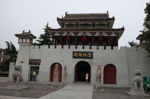 说到中国古代帝王陵墓，武则天与唐高宗合葬的乾陵始终笼罩着一层神秘面纱。

这座建