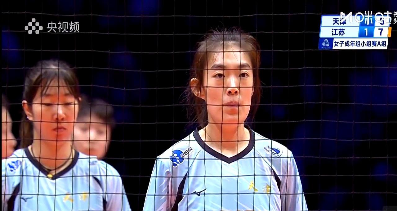 杨艺今天又去打主攻了，这可不是第一次客串。天津和江苏这场都派替补上场，第三局打得