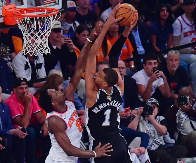 特朗普观战NBA总决赛北京时间6月9日，NBA总决赛G3马刺奔赴客场对阵尼克斯，