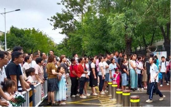 治安这么好，校门口为何还挤满接送孩子的家长？不少网友有此疑问。其实这并非过度焦虑