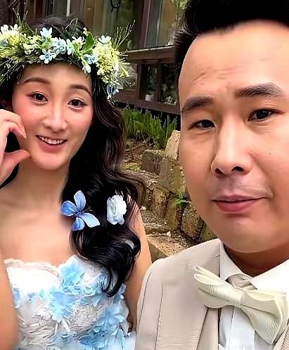陈亚男这回，是真的翻篇了。

一身红衣，全程只管笑，新郎郭新鹏全程伺候。

端茶