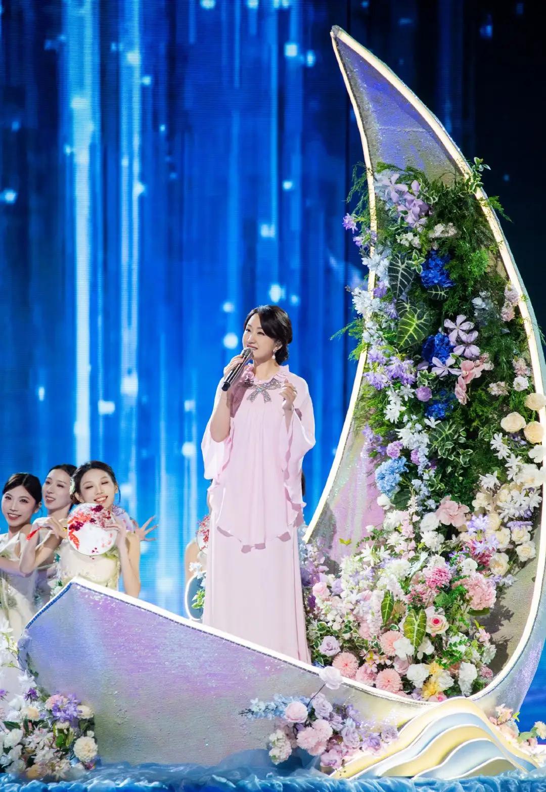 杨钰莹的“逆龄奇迹”背后：中年不再是“岁月的标签”

总感觉杨钰莹icon不太对