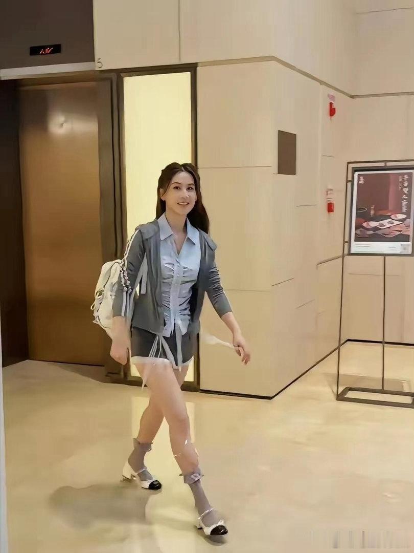 离婚后的黄圣依，整个就是一个女大学生的感觉。重回巅峰了呀 